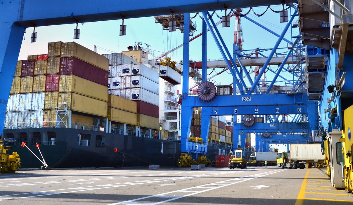 Skip ligger til kai og blir lastet med containere